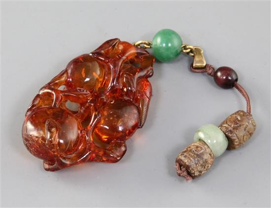 A Chinese amber pendant, Qing dynasty, 5.9cm high excluding fittings
